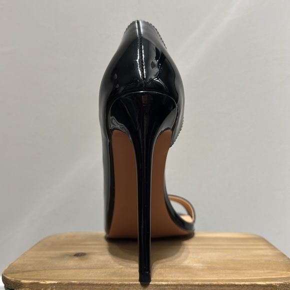 Black Heels for a Stylish Look - Picture 3 of 7
